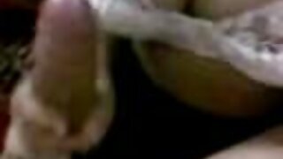 Roztomilé dievča s veľkými prirodzenými prsiami fajčí a pred kamerou je v prdeli